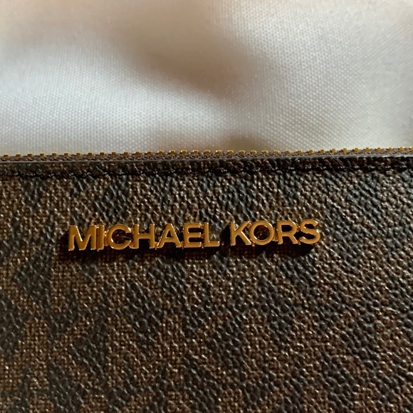🎉Host Pick🎉 NWT. Michael Kors Brown with Gold Accents Wallet Wristlet! - Picture 11 of 12